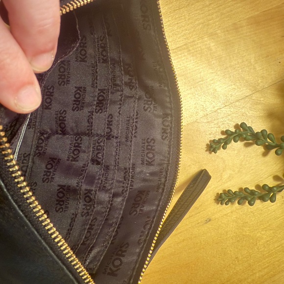 Michael Kors wristlet - Picture 3 of 6